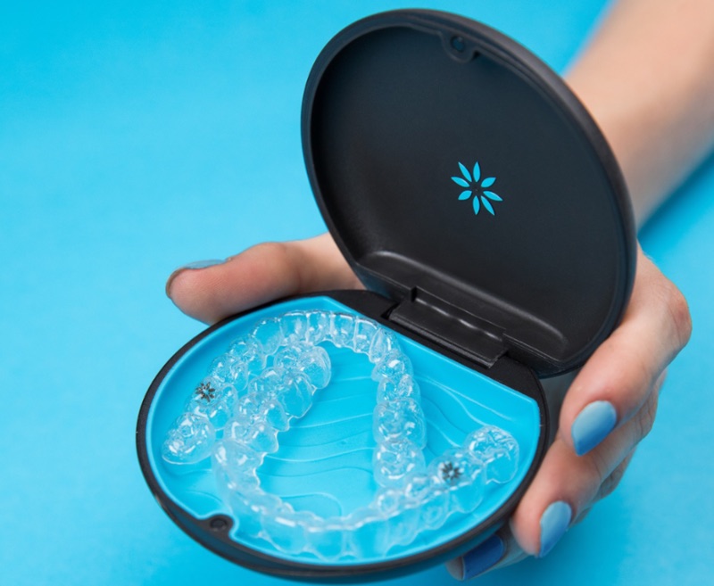Alineadores Invisalign en estuche protector, tratamiento de Ortodoncia Invisible